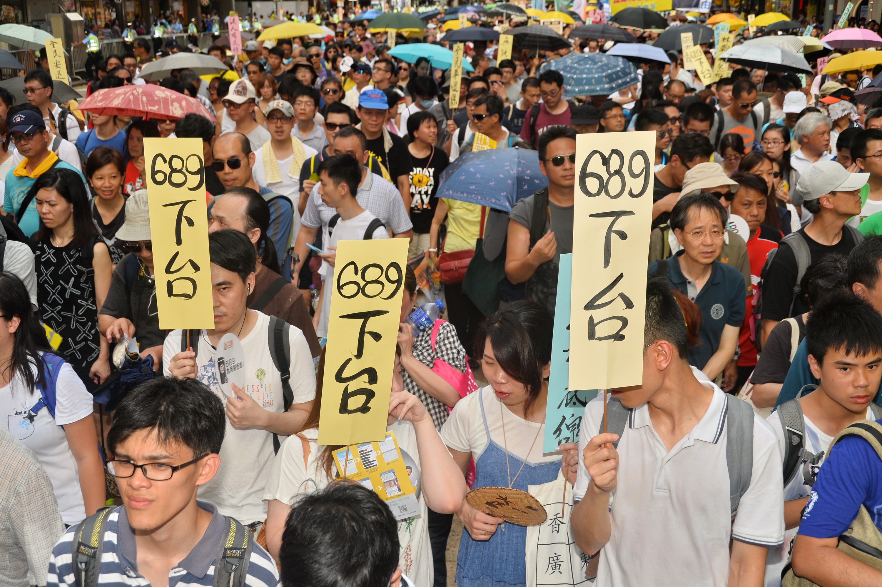 民陣發起七一大遊行，有11萬人參與遊行，今年的遊行主題為「決戰六八九，團結一致，守護香港」。（宋祥龍/大紀元）