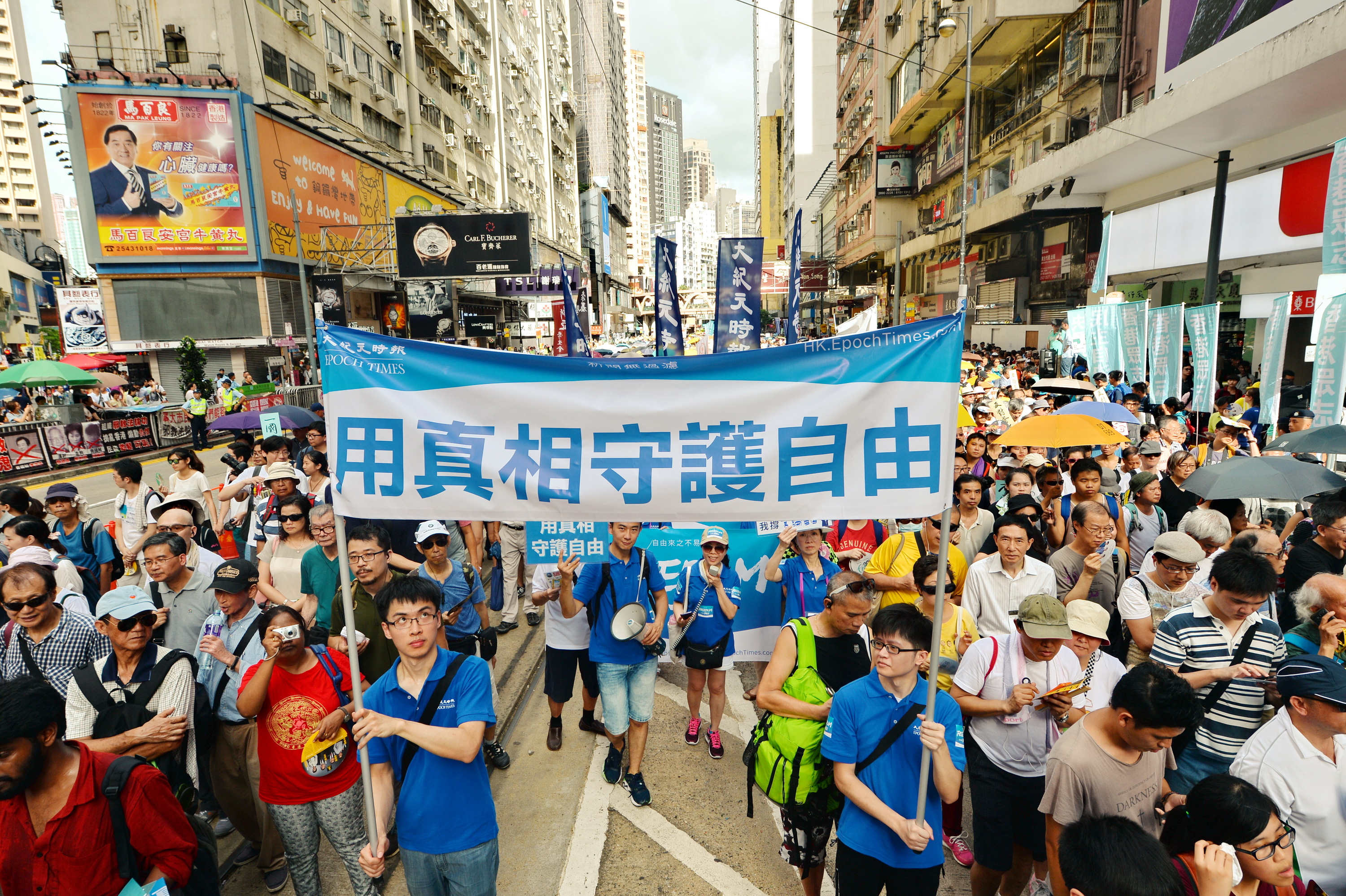 民陣發起七一大遊行，有11萬人參與遊行，今年的遊行主題為「決戰六八九，團結一致，守護香港」。（宋祥龍/大紀元）