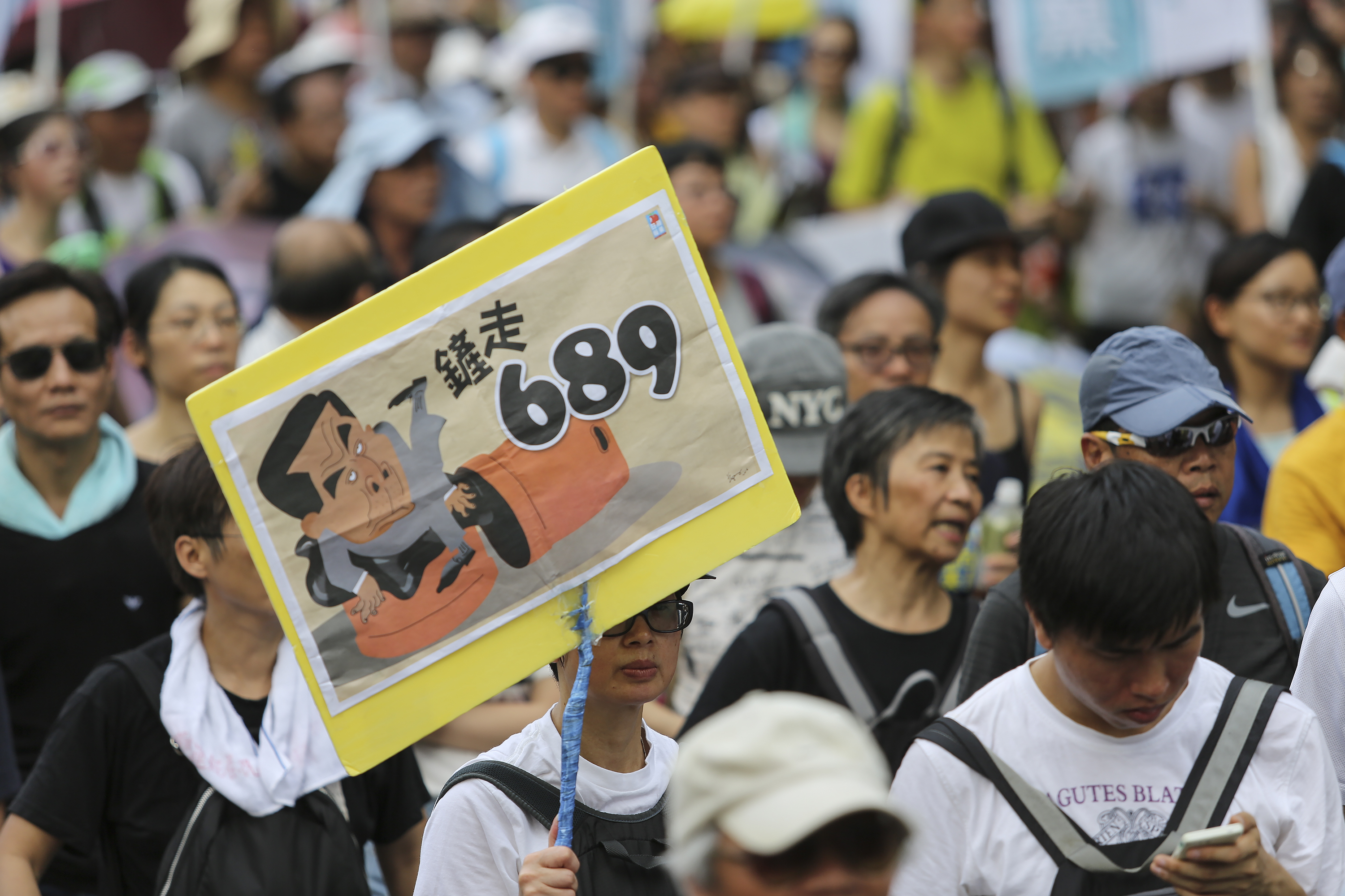 2016香港七一大遊行，逾11萬市民無懼酷暑走上街頭表達對梁振英不滿。（余鋼/大紀元）