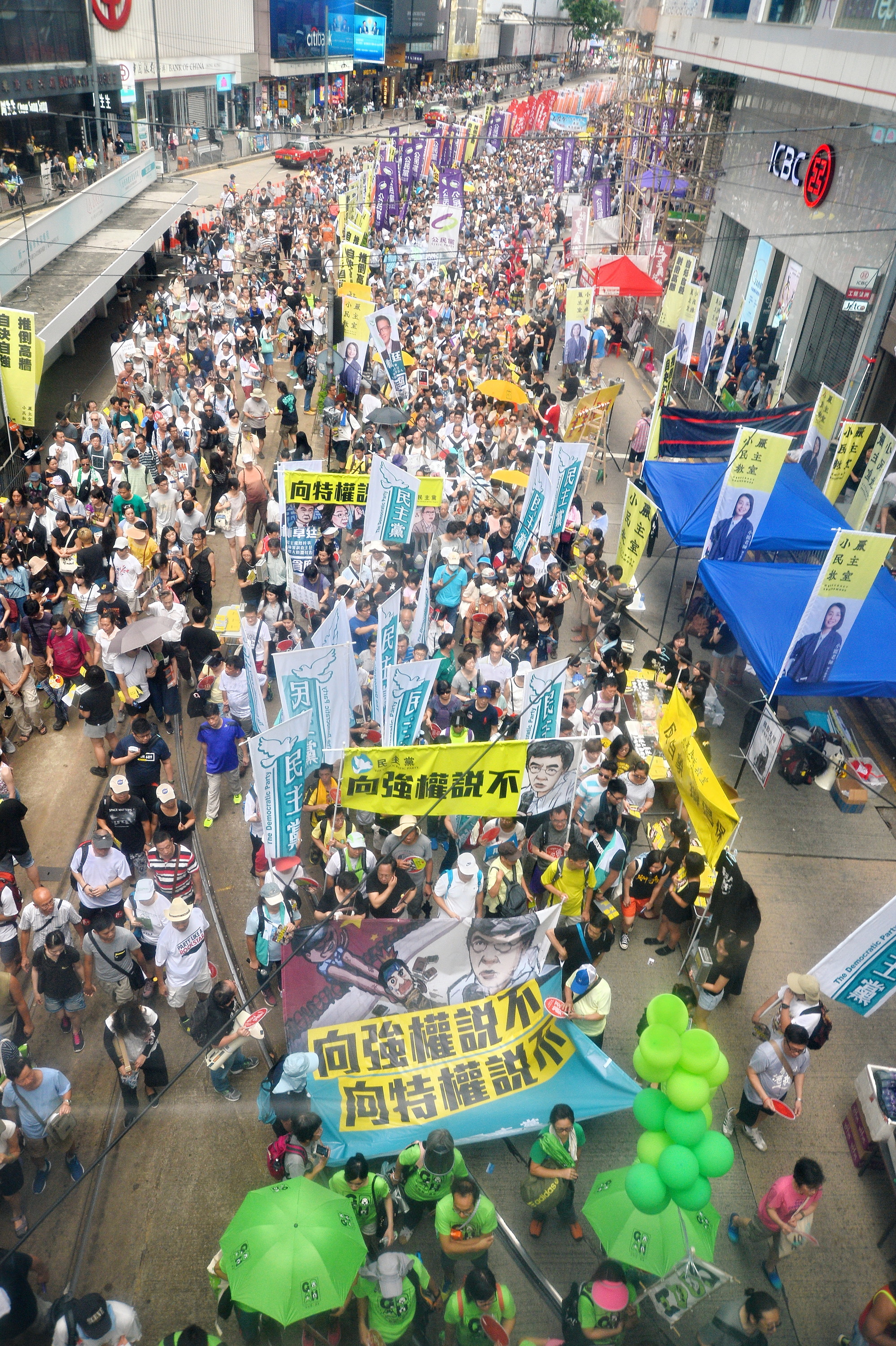 民陣發起七一大遊行，有11萬人參與遊行，今年的遊行主題為「決戰六八九，團結一致，守護香港」。（宋祥龍/大紀元）
