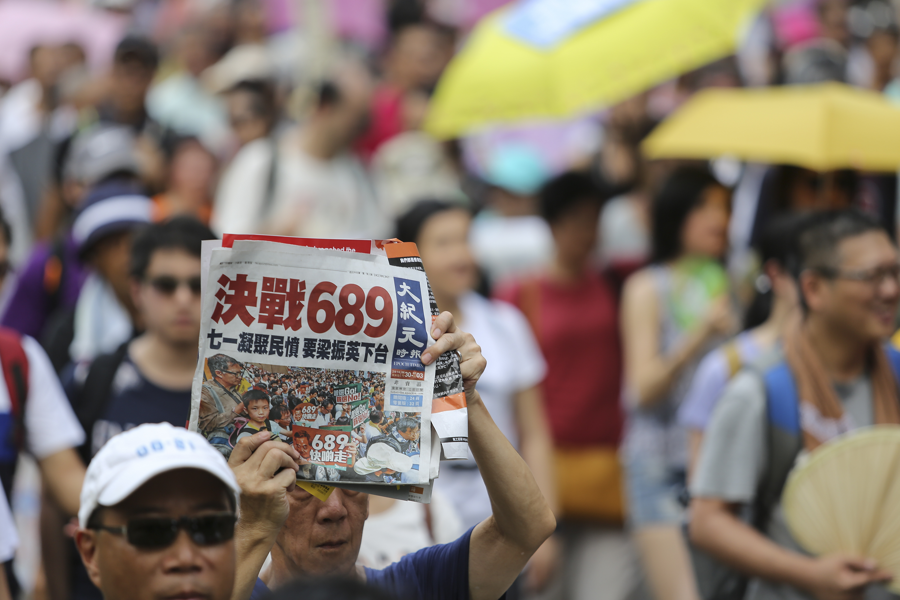 2016年香港七一大遊行，香港大紀元受市民頌讚。（余鋼／大紀元）