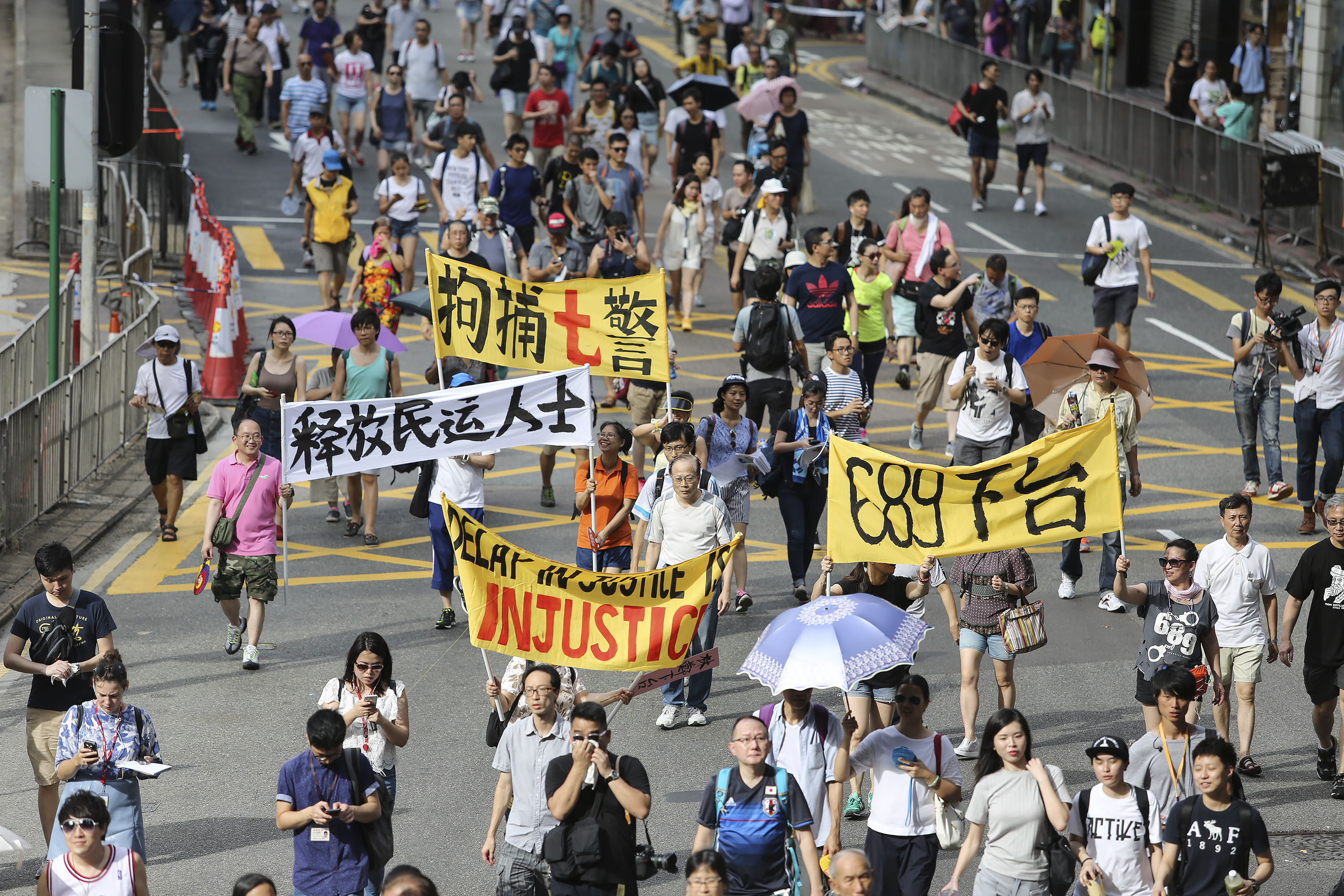 2016香港七一大遊行，逾11萬市民無懼酷暑走上街頭表達對梁振英不滿。（余鋼/大紀元）
