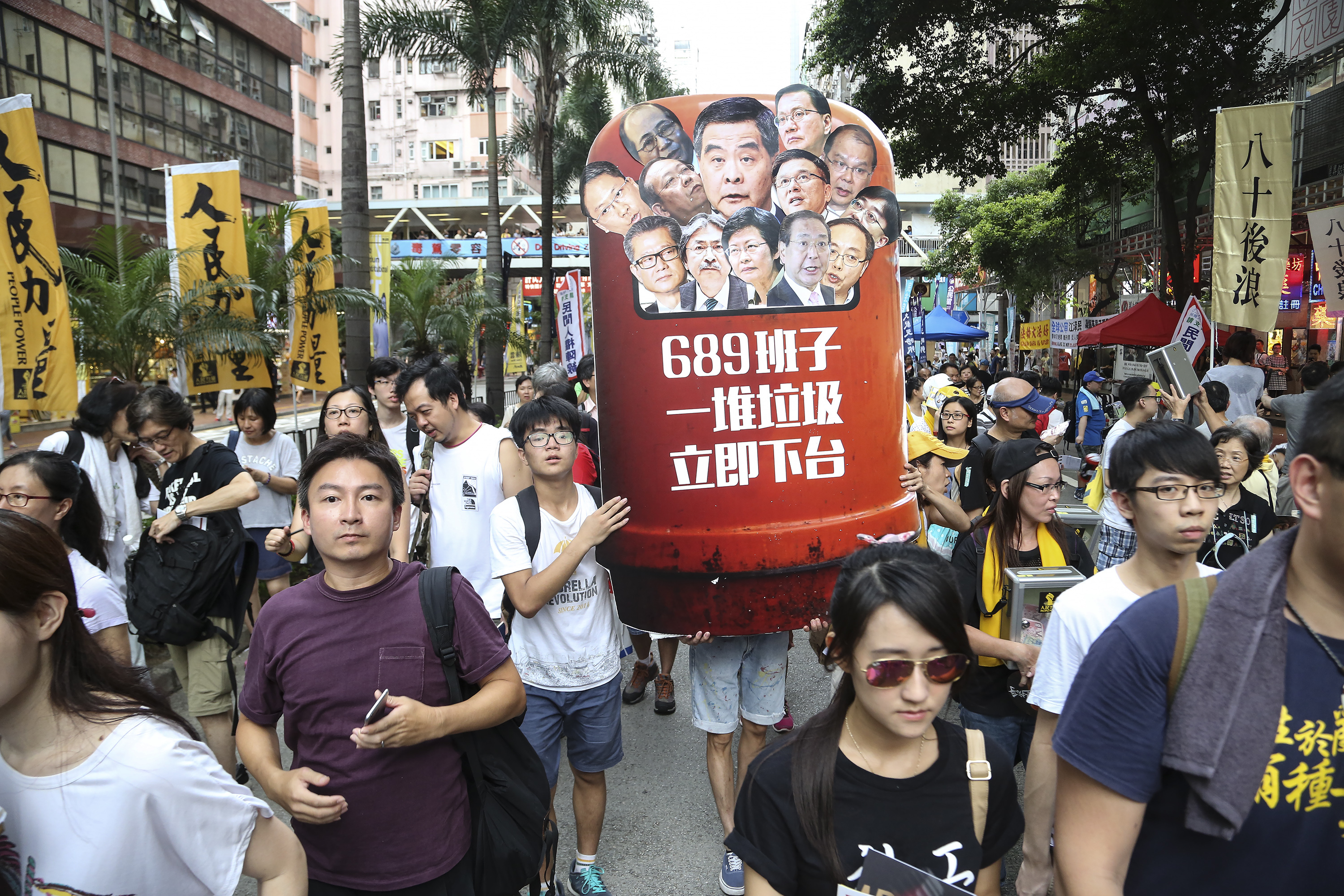 2016香港七一大遊行，逾11萬市民無懼酷暑走上街頭，表達對梁振英不滿。（余鋼/大紀元）