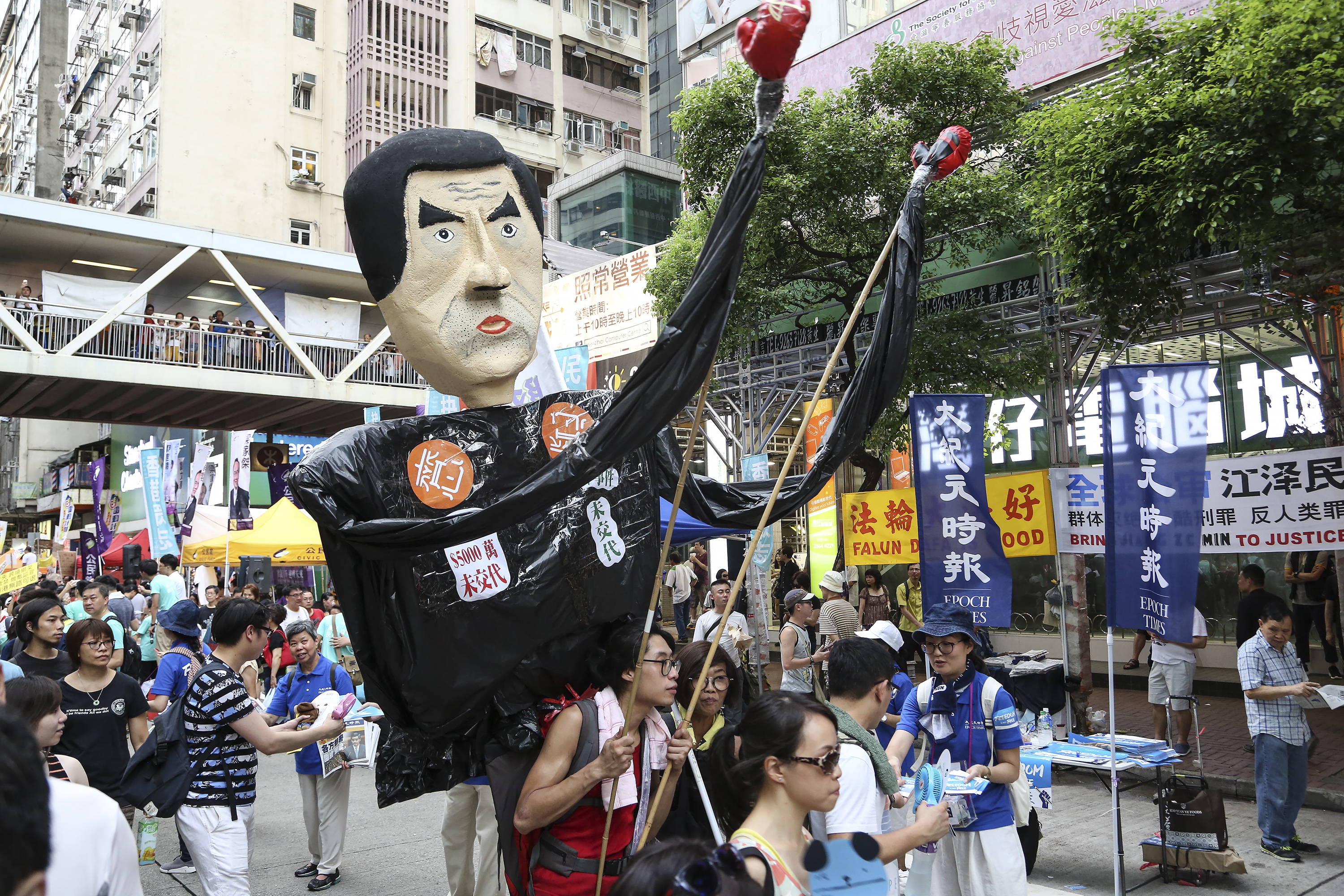 2016香港七一大遊行，逾11萬市民無懼酷暑走上街頭表達對梁振英不滿。（余鋼/大紀元