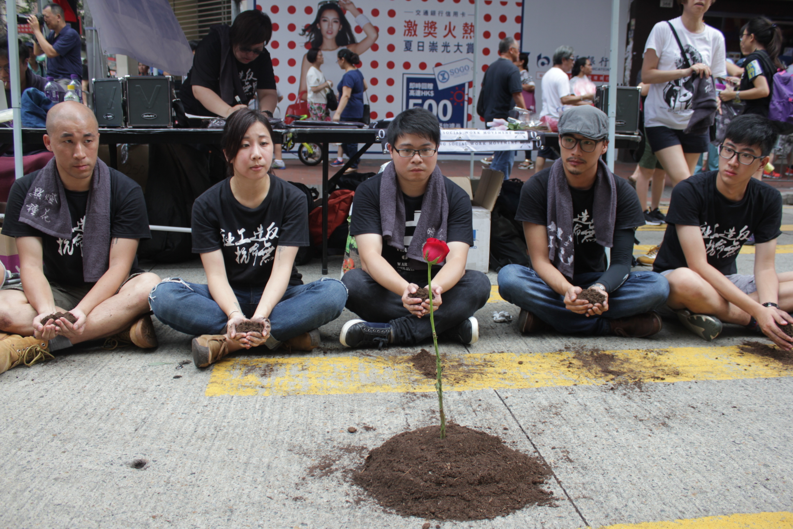 2016年香港七一大遊行，市民用各種方式表達對現政府的不滿。（李小朗／大紀元）