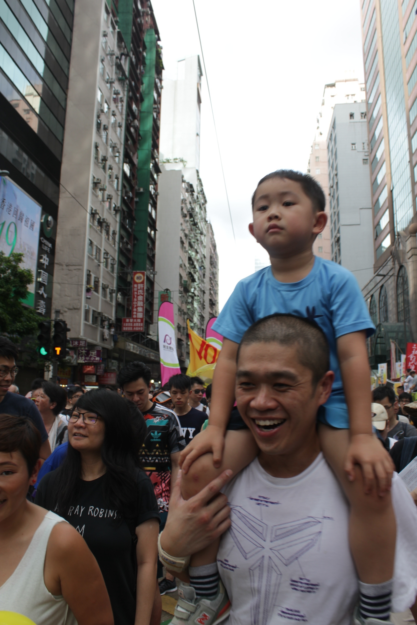 2016年香港七一大遊行，帶著孩子出來參加遊行的市民比比皆是。（李小朗／大紀元）