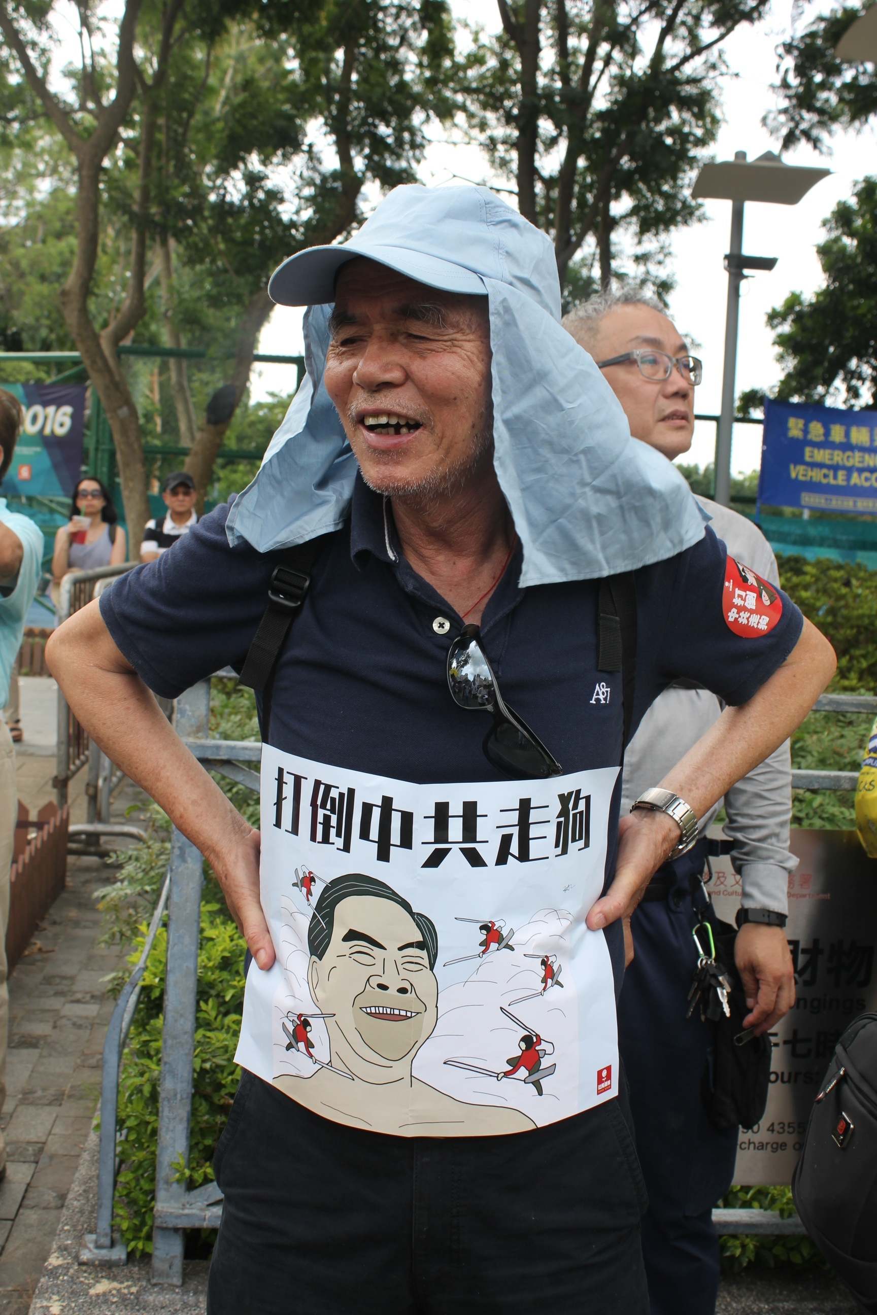 50年代末偷渡來香港的陳伯，現今72歲，今日來參與七一大遊行，呼籲「打倒共產黨。」（李小朗／大紀元）