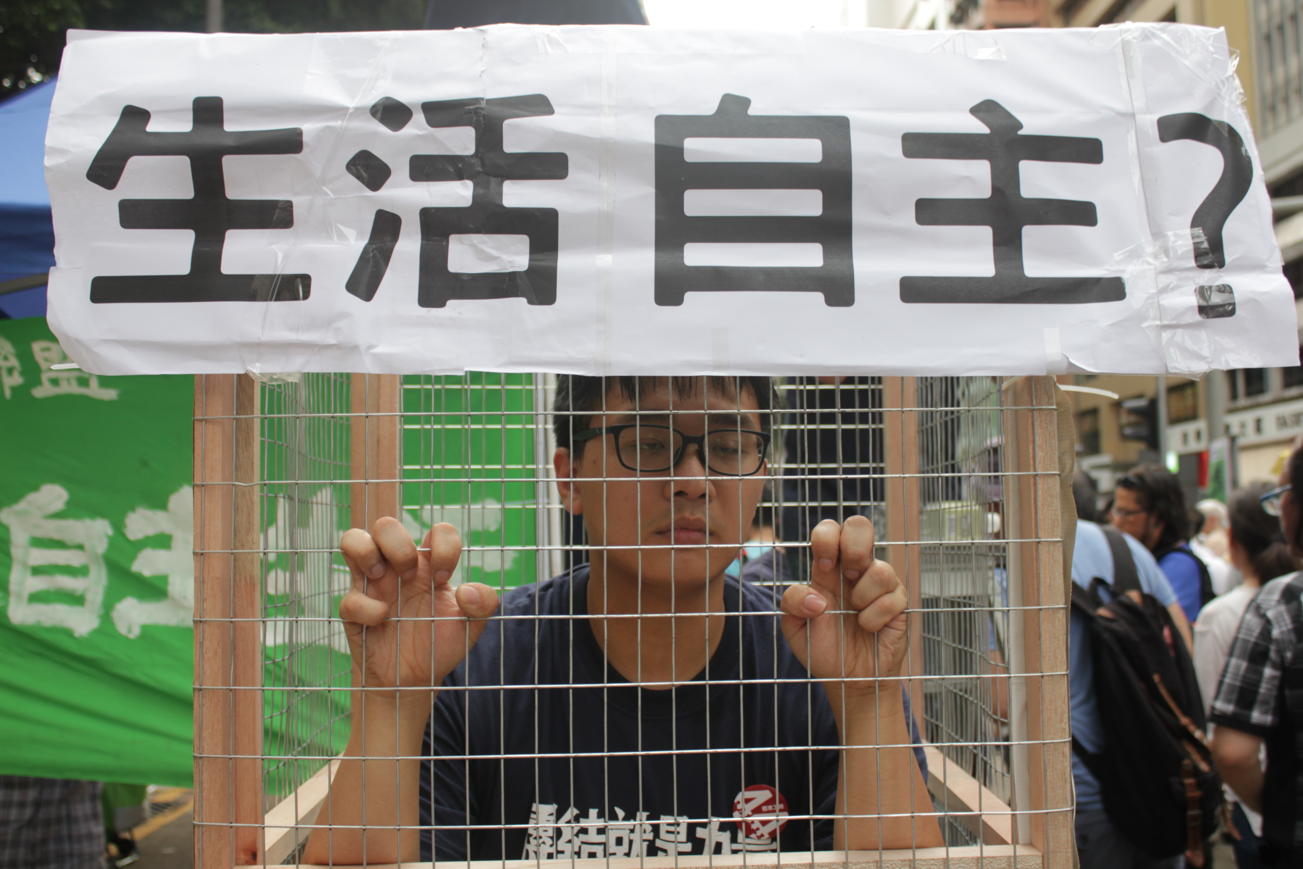 2016年香港七一大遊行，市民用各種方式表達對現政府的不滿。（李小朗／大紀元）