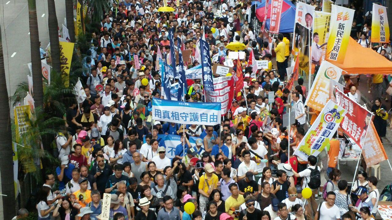 2016香港七一大遊行，逾11萬市民無懼酷暑走上街頭，表達對梁振英不滿。（潘在殊／大紀元）