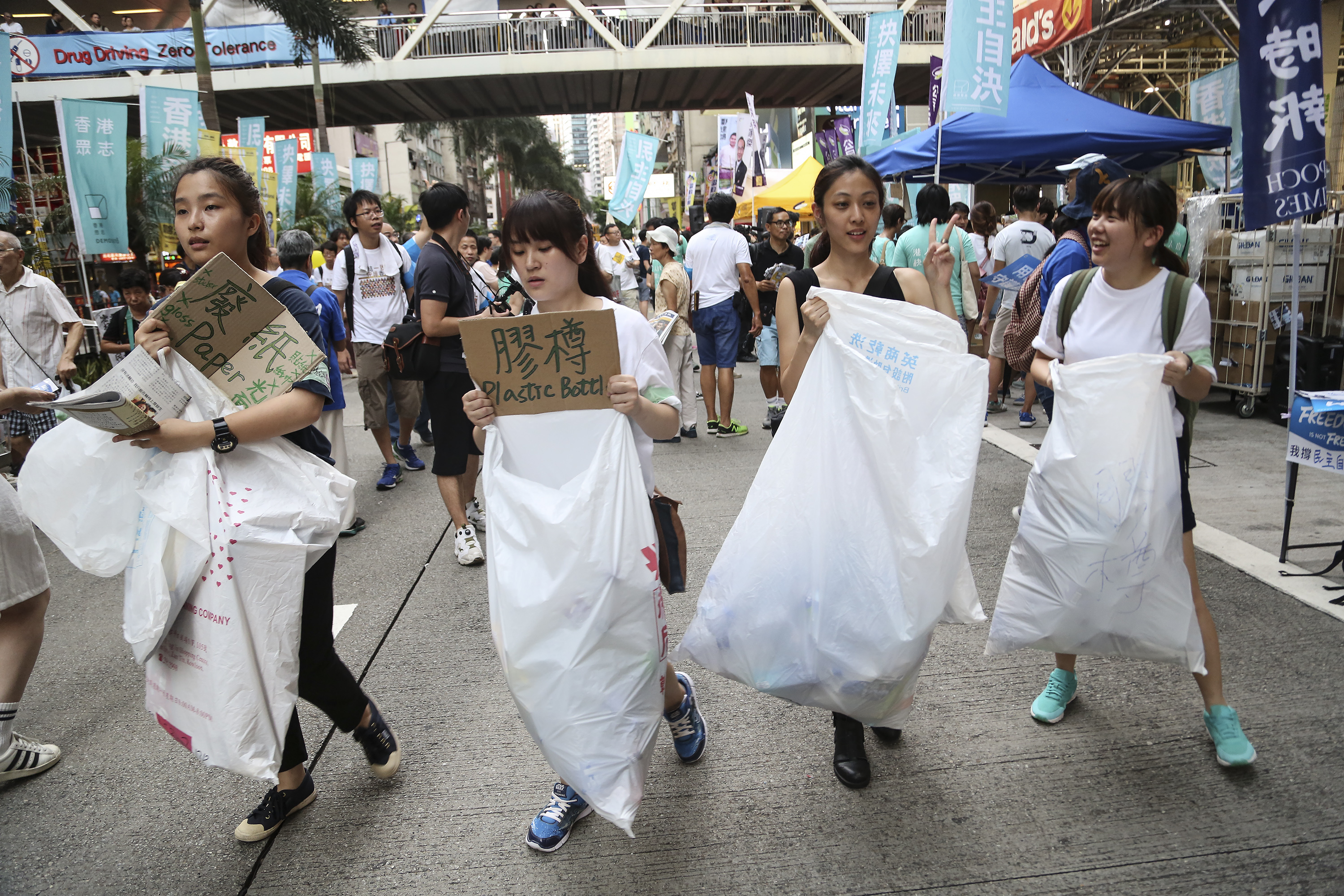 2016香港七一大遊行，逾11萬市民無懼酷暑走上街頭表達對梁振英不滿，有義工收集市民留下的垃圾。（余鋼/大紀元）