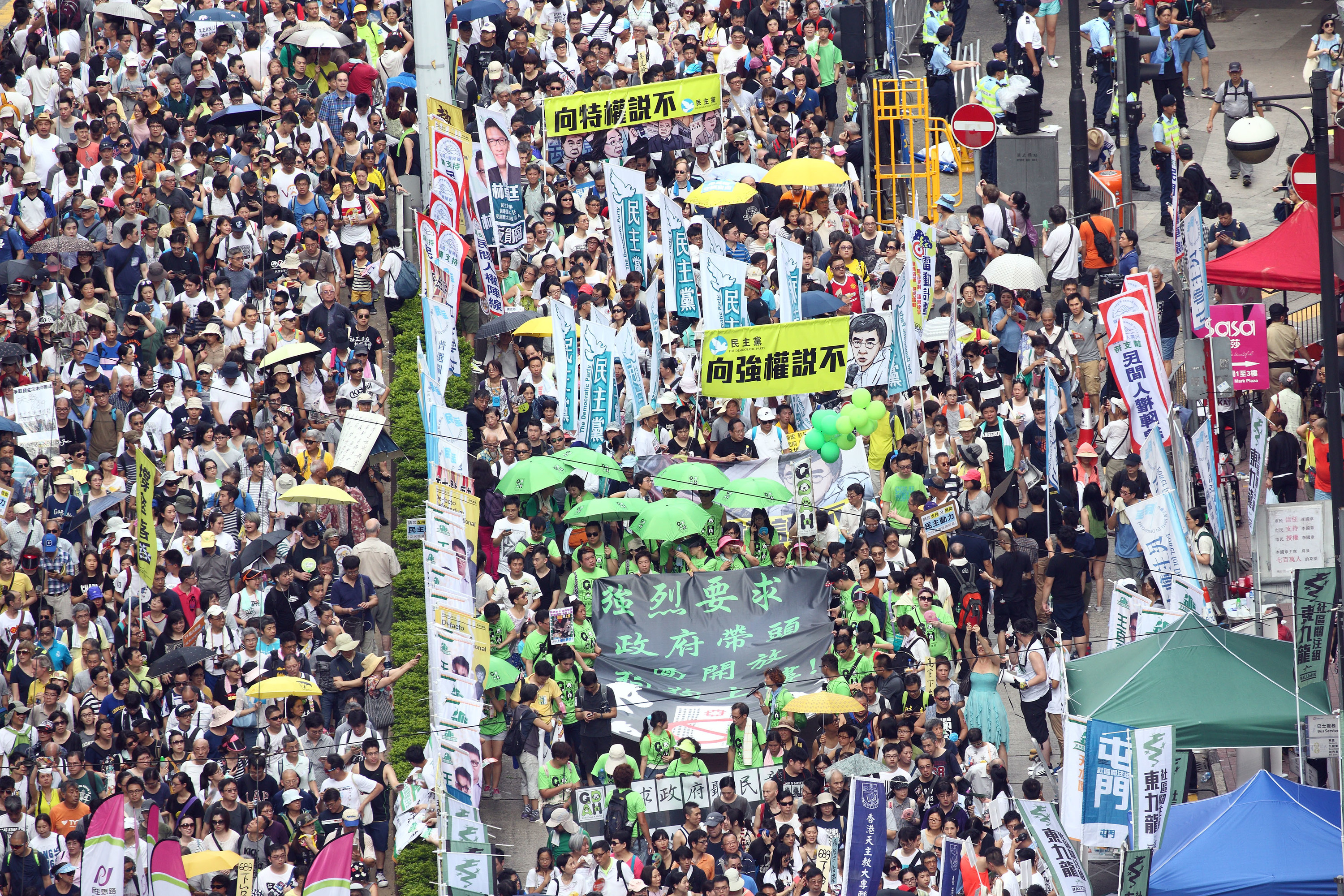 今年香港七一大遊行以「決戰689（梁振英）」為主題，在酷熱天氣下，仍有11萬人上街要求梁振英下台。（潘在殊/大紀元）
