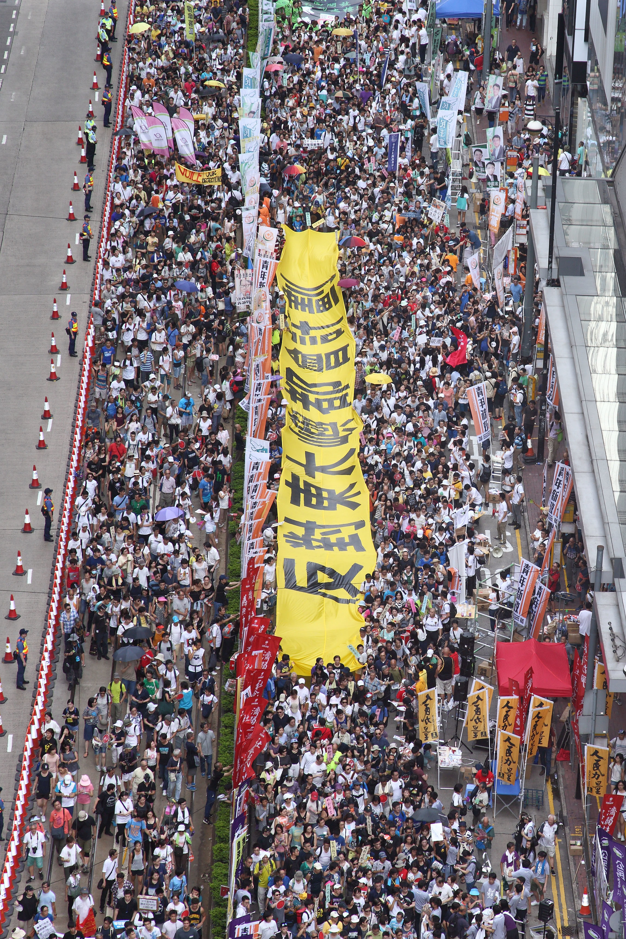 今年香港七一大遊行以「決戰689（梁振英）」為主題，在酷熱天氣下，仍有11萬人上街要求梁振英下台。（潘在殊/大紀元）