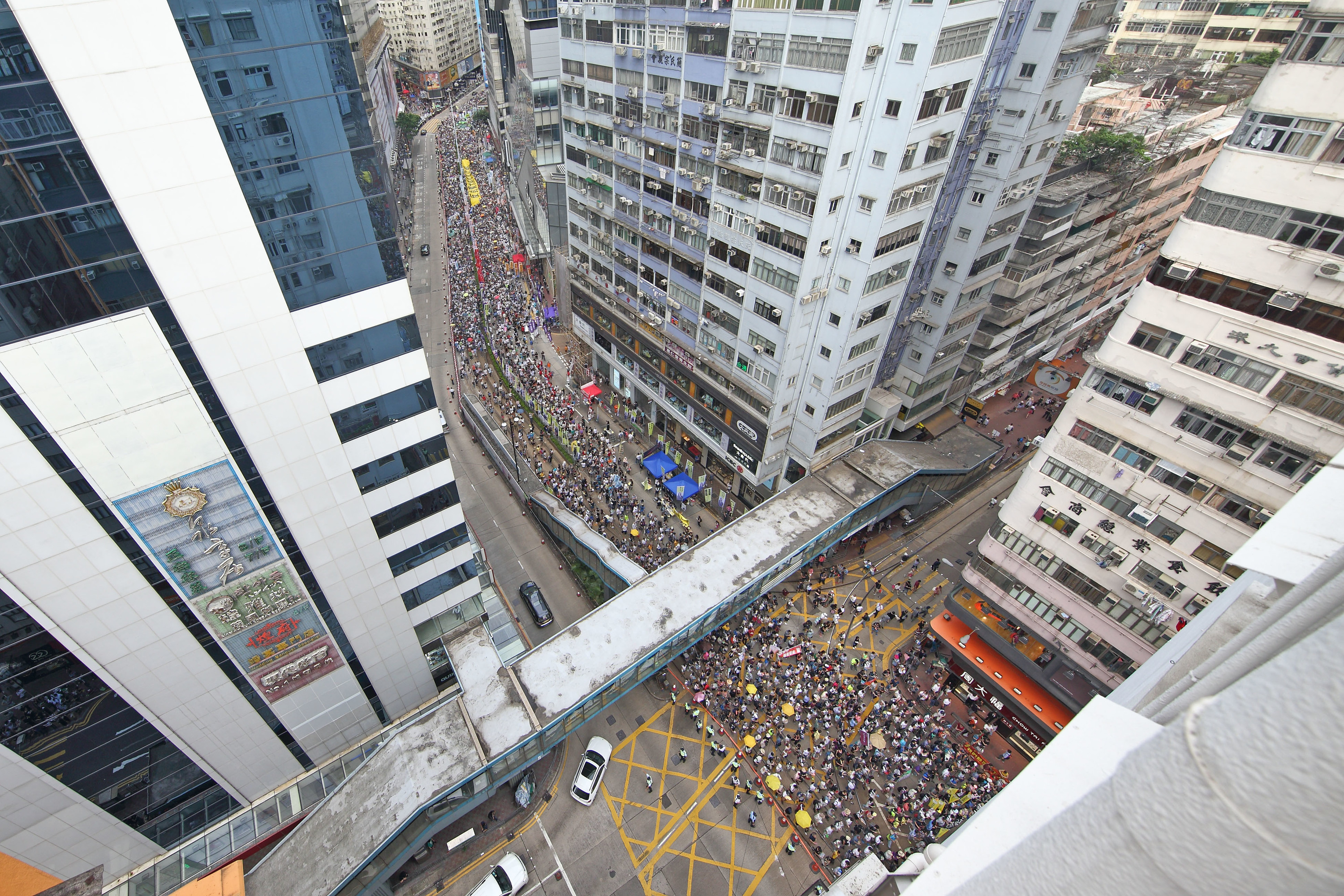 今年香港七一大遊行以「決戰689（梁振英）」為主題，在酷熱天氣下，仍有11萬人上街要求梁振英下台。（潘在殊/大紀元）