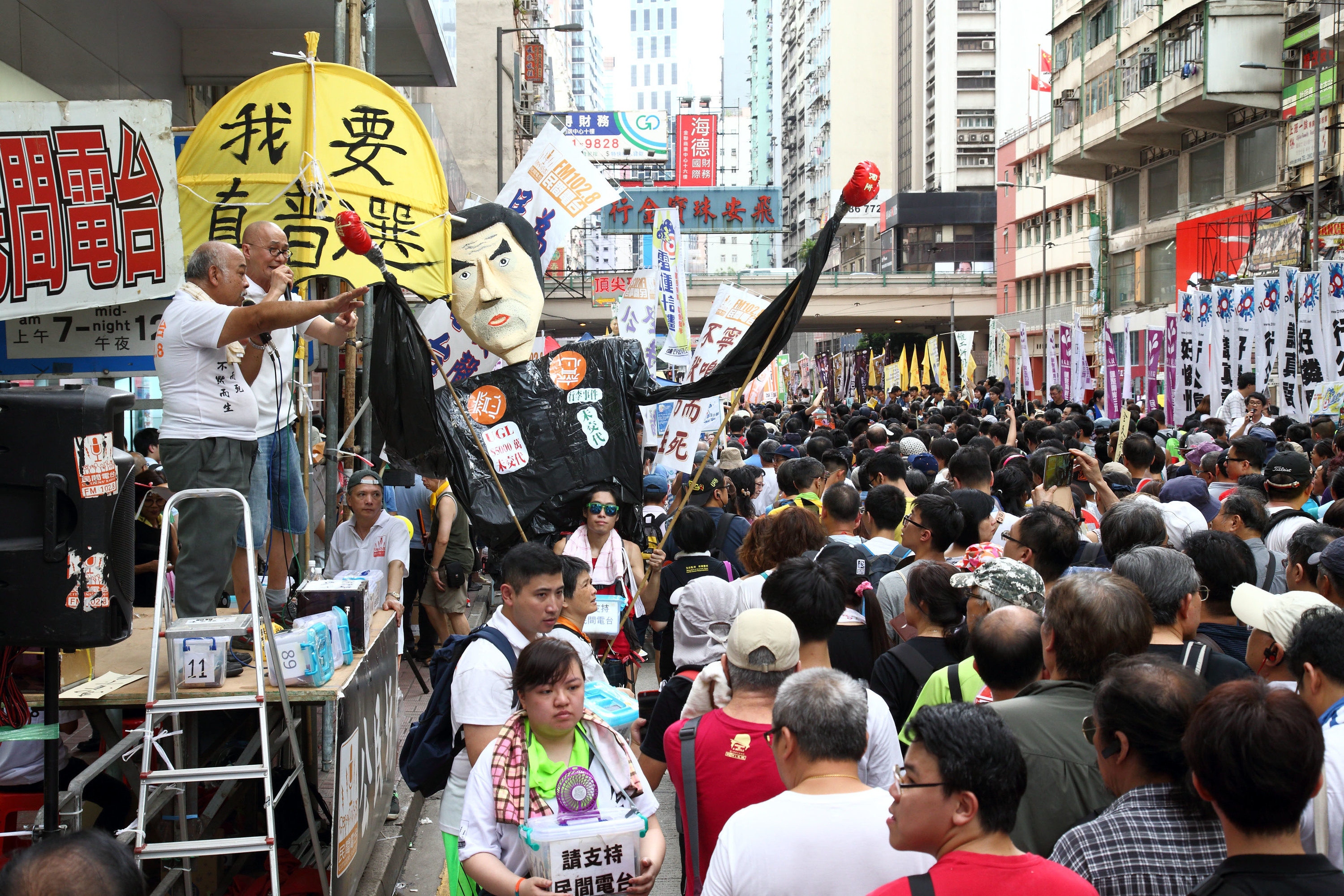 今年香港七一大遊行以「決戰689（梁振英）」為主題，在酷熱天氣下，仍有11萬人上街要求梁振英下台。（潘在殊/大紀元）