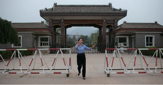 圖為關押中共高官名人的秦城監獄,2013年攝於監獄大門口。(AFP/Getty Images)