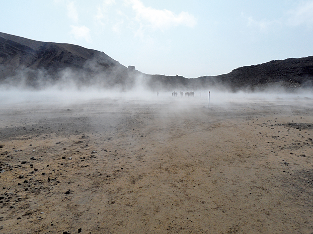 公園南火山口處熱氣蒸騰的景觀。(Follash/Flickr)