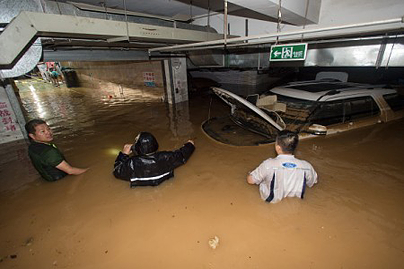 7月2日，武漢一間停車場淹水。（STR/AFP/Getty Images)