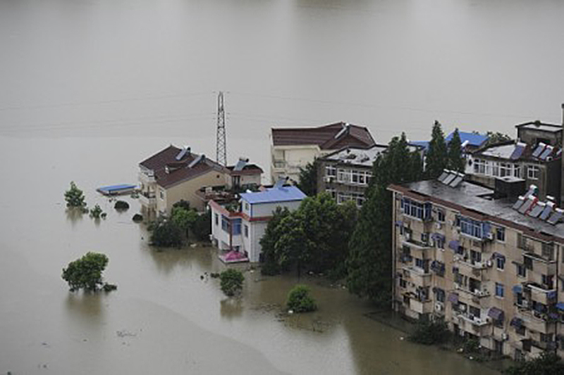 7月5日，安徽省樅陽縣的樹和房子在水中浸泡。（STR/AFP/Getty Images)