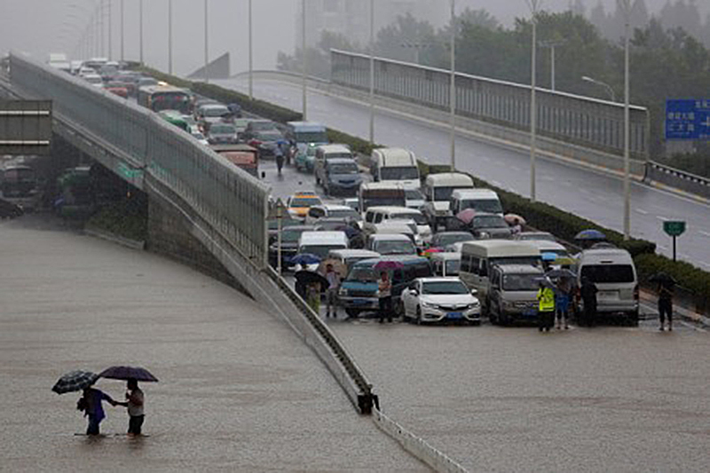 7月6日武漢街道洪災氾濫。大雨造成電力中斷，道路淹沒。（Wang He/Getty Images)