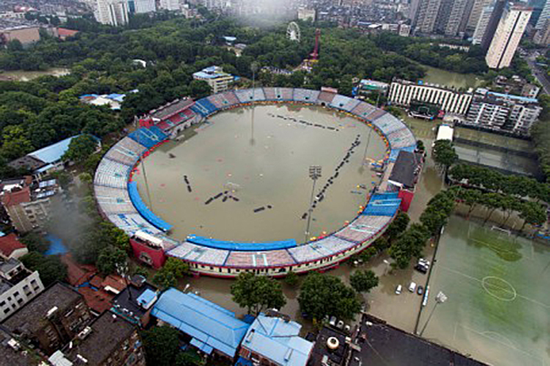 7月6日，武漢體育館淹水。（STR/AFP/Getty Images)
