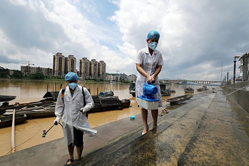 7月6日，廣西壯族自治區防疫人員在災區噴灑消毒劑（STR/AFP/Getty Images)