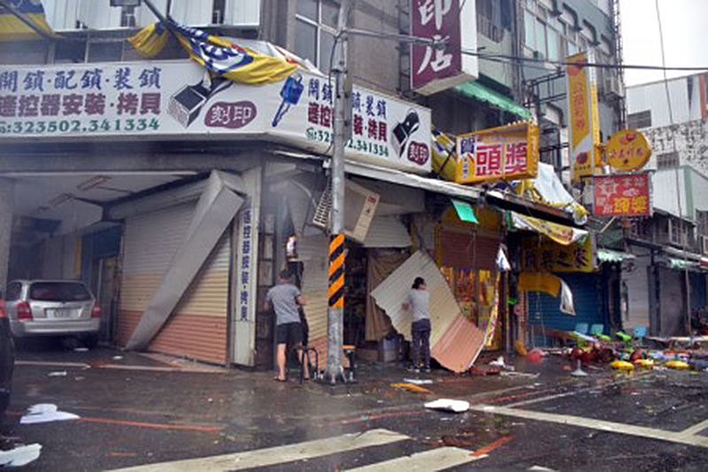台灣中央氣象局台東氣象站表示，強颱尼伯特7月8日清晨5時50分從台東市和太麻里間登陸，瞬間陣風超過17級，破了台東60年紀錄。圖為台東街道一片凌亂。（中央社）