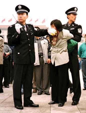 大陸法輪功學員走上天安門和平請願。(明慧網)