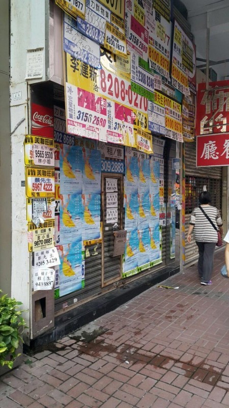 新唐人電視台舉辦的「全世界中國古典舞大賽」亞太區初賽將在旺角麥花臣場館舉行。目前大賽廣告在香港遍地開花。（大紀元圖片）