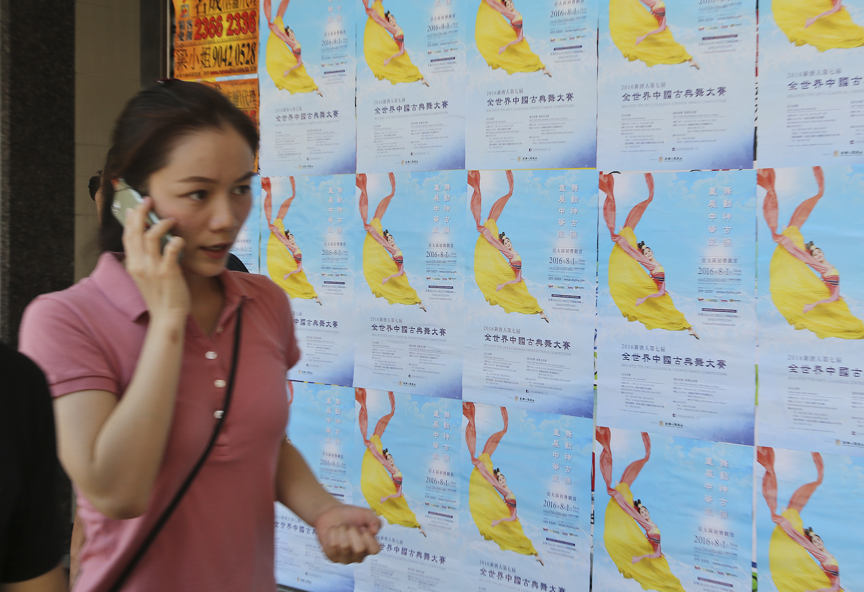 新唐人電視台舉辦的「全世界中國古典舞大賽」亞太區初賽將在旺角麥花臣場館舉行。目前大賽廣告在香港遍地開花。（大紀元圖片）