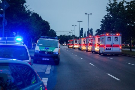 德國慕尼黑1家購物中心週五傍晚發生槍擊案，至少造成9人死亡、數人受傷。槍手在逃，警方正在進行全城搜索。(STR/AFP/Getty Images)