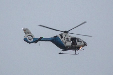 德國慕尼黑1家購物中心週五傍晚發生槍擊案，至少造成9人死亡、數人受傷。槍手在逃，警方正在進行全城搜索。(STR/AFP/Getty Images)