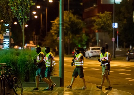德國慕尼黑1家購物中心週五傍晚發生槍擊案，至少造成9人死亡、數人受傷。槍手在逃，警方正在進行全城搜索。 (Joerg Koch/Getty Images)