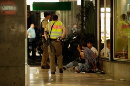 警方逮捕三人。 (Johannes Simon/Getty Images)