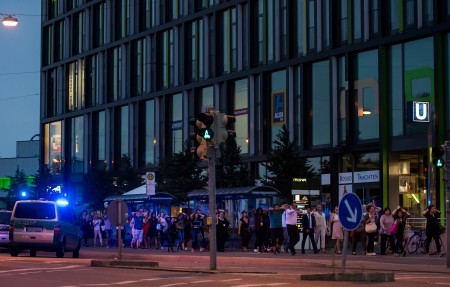 德國慕尼黑1家購物中心週五傍晚發生槍擊案，至少造成9人死亡、數人受傷。槍手在逃，警方正在進行全城搜索。 (Joerg Koch/Getty Images)