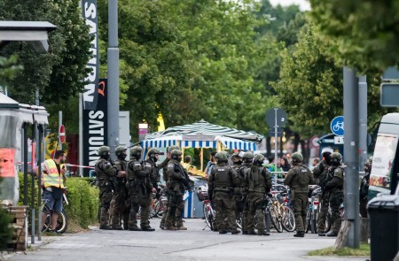 德國慕尼黑1家購物中心週五傍晚發生槍擊案，至少造成9人死亡、數人受傷。槍手在逃，警方正在進行全城搜索。 (Joerg Koch/Getty Images)