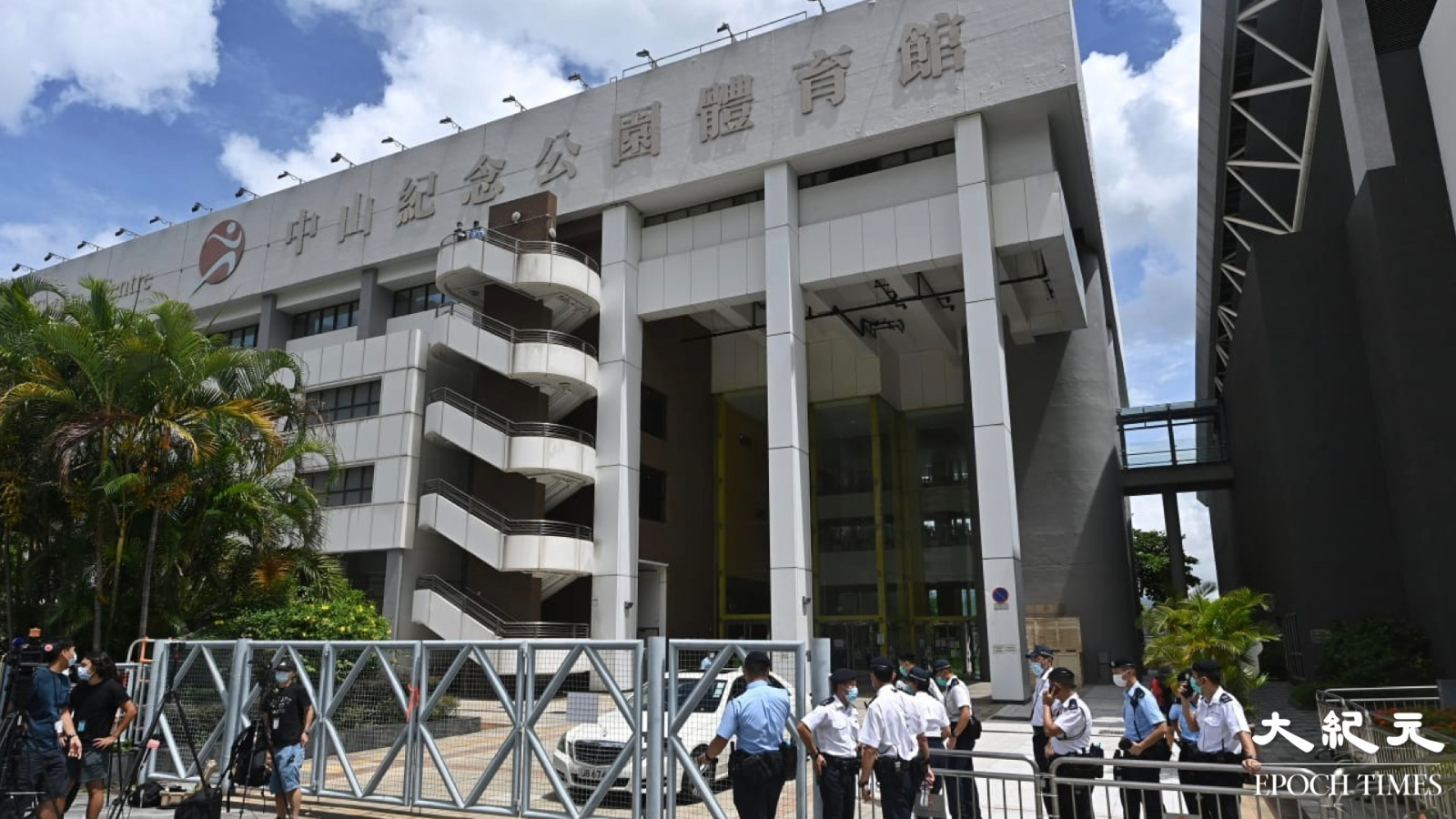 中山公園目前有大批警員駐守。（宋碧龍／大紀元）