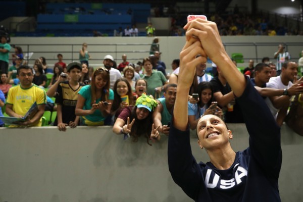 2016年8月8日，美國籃球選手Diana Taurasi與觀眾自拍。(Christian Petersen/Getty Images)