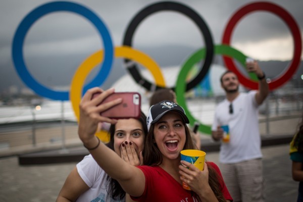 2016年8月7日，巴西里約，民眾在奧運五環的標誌前自拍。(Chris McGrath/Getty Images)