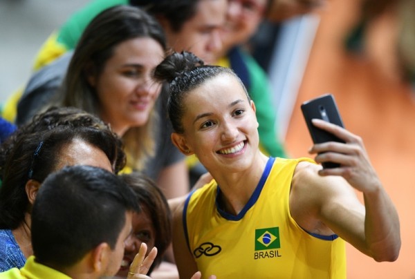 016年8月8日，巴西排球選手Gabriela Braga Guimaraes（右）與民眾自拍。(JOHANNES EISELE/AFP/Getty Images)