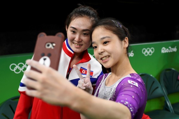 2016年8月4日，巴西里約熱內盧，2016里約奧運會，朝鮮體操運動員洪恩貞（左）和韓國體操運動員李恩珠（右）自拍合影。（大紀元資料室）