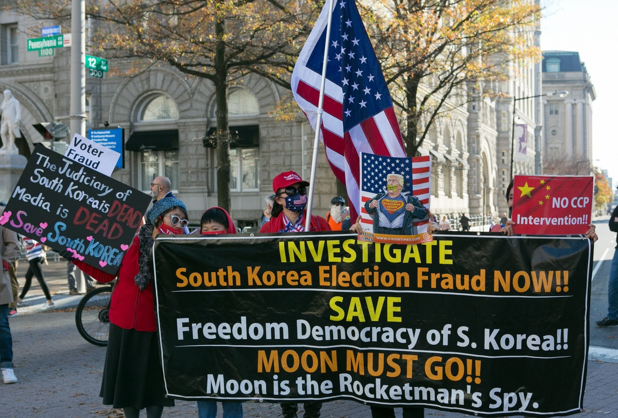11月14日，成千上萬來自美國各地、崇尚傳統價值理念的各界民眾匯集於首都華盛頓，表達對總統特朗普的支持。（李莎／大紀元）