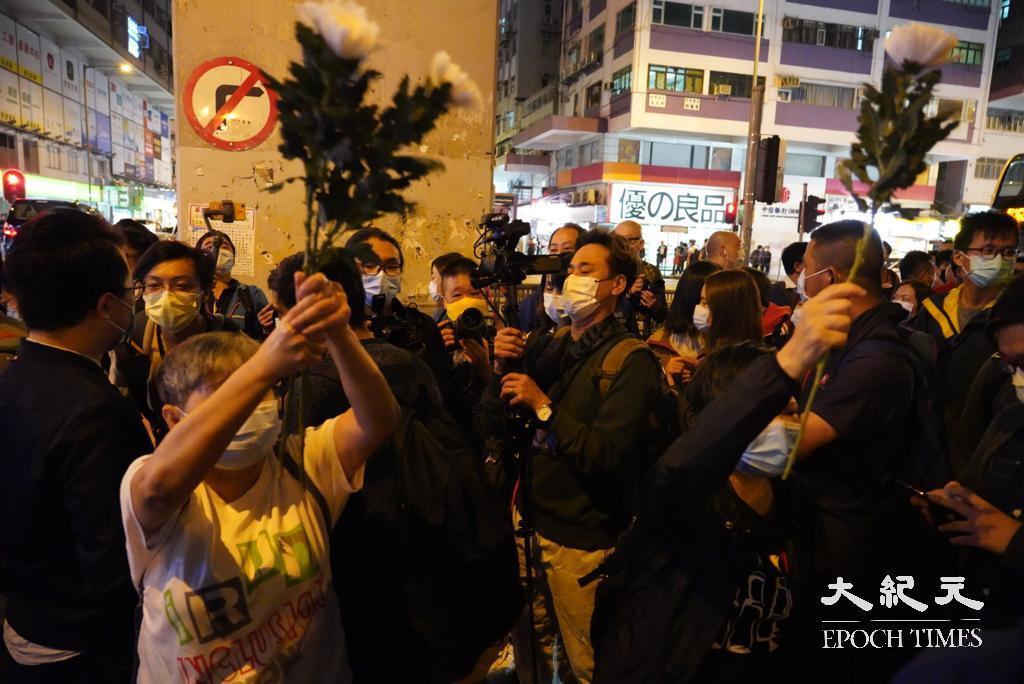 香港市民在太子站鮮花（余鋼／大紀元）