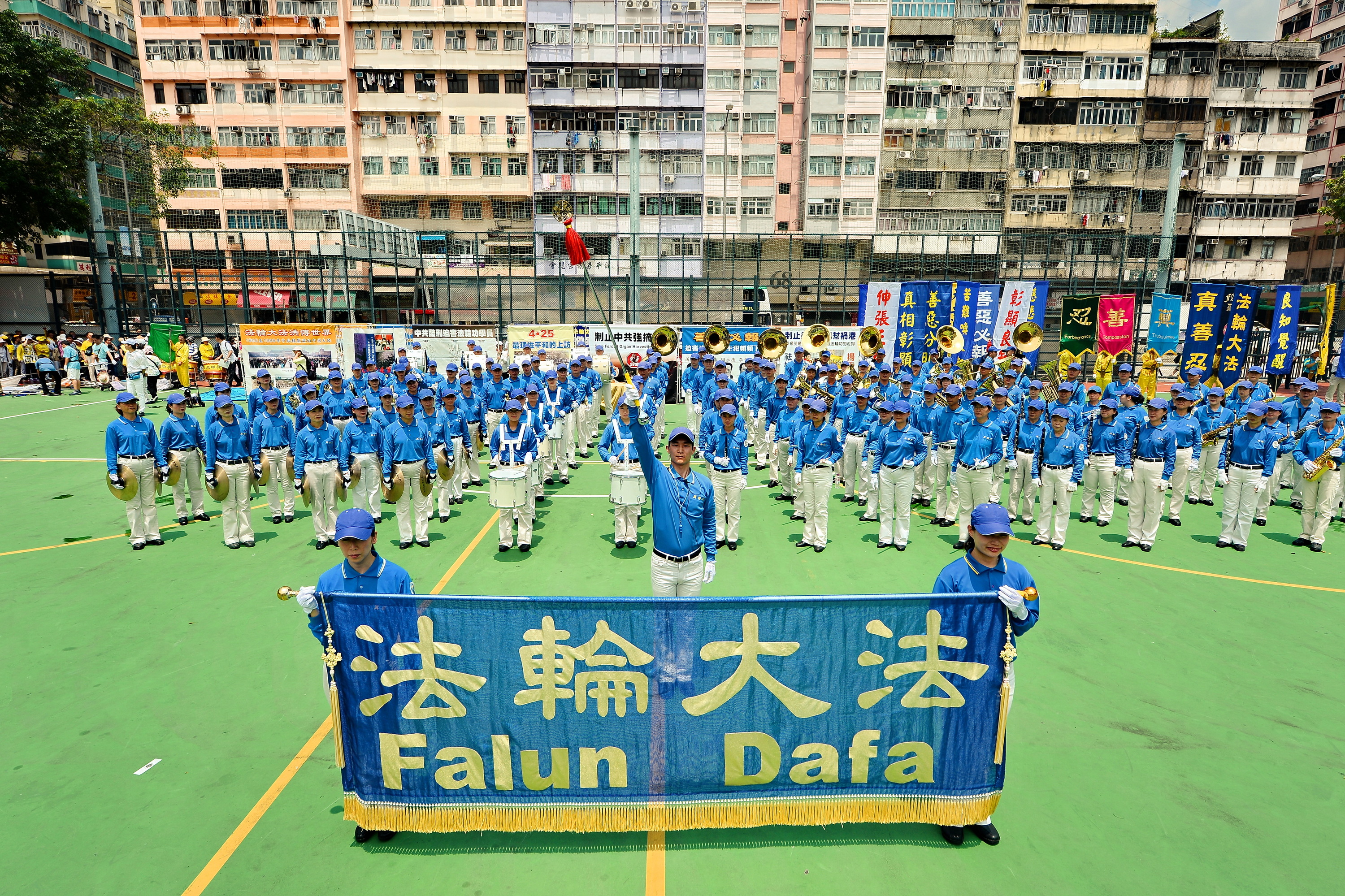 法輪功學員舉辦反對活摘遊行，在深水埗楓樹街球場開始遊行到尖沙咀，途中經過鬧區吸引許多民眾觀看。圖為天國樂團。（宋祥龍/大紀元）