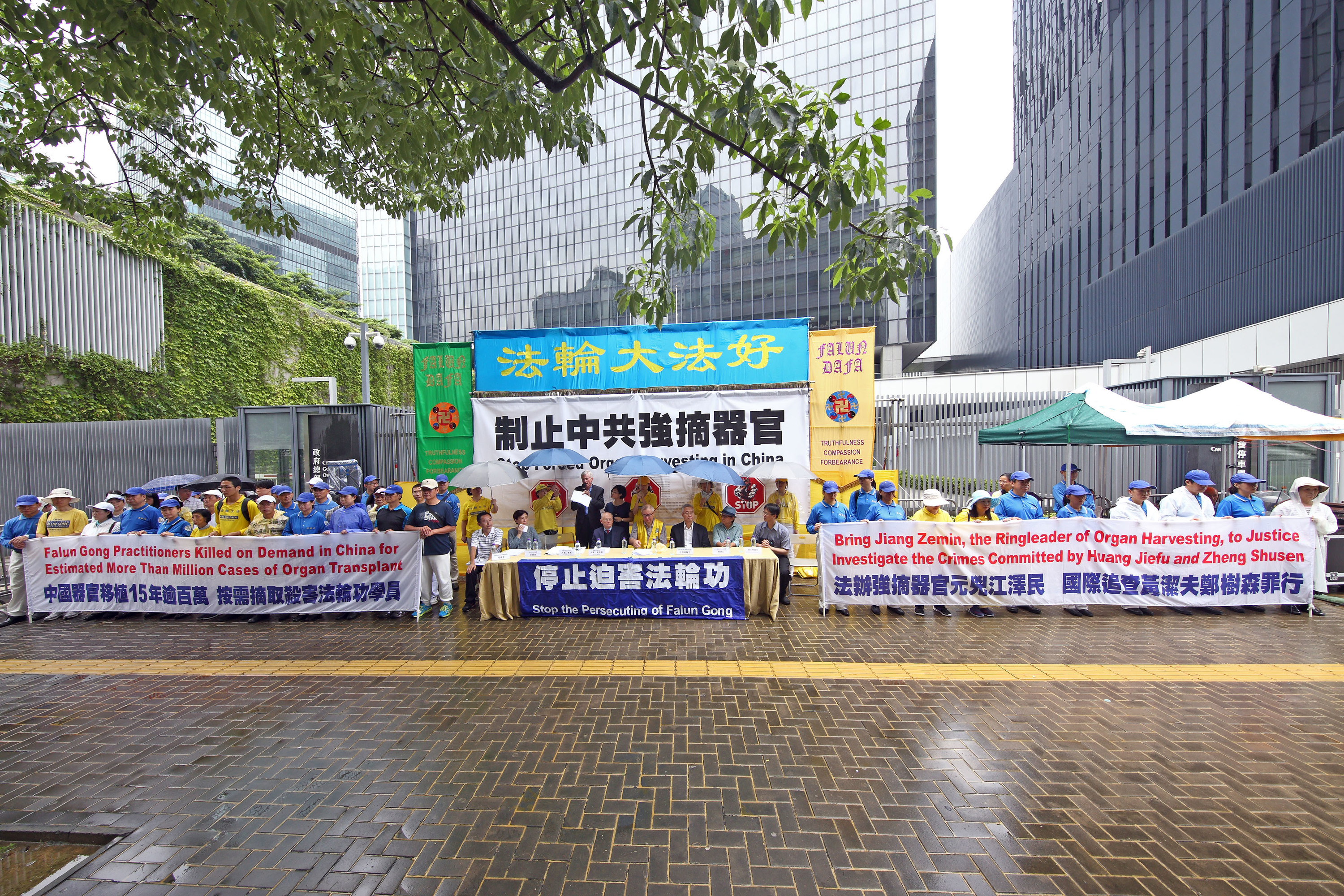 8月21日，香港部份法輪功學員趁國際器官移植協會（TTS）大會在港舉行期間舉行「全球聯動 制止強摘」集會遊行。（潘在殊/大紀元）