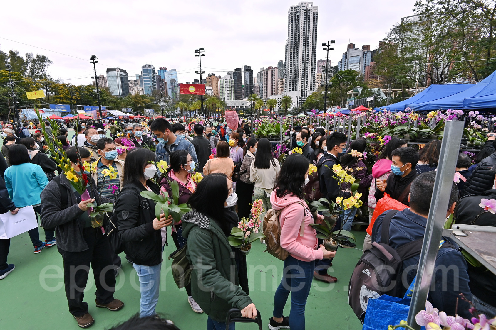 全港最大的維園花市，下午入場買花的市民絡繹不絕。（宋碧龍／大紀元）