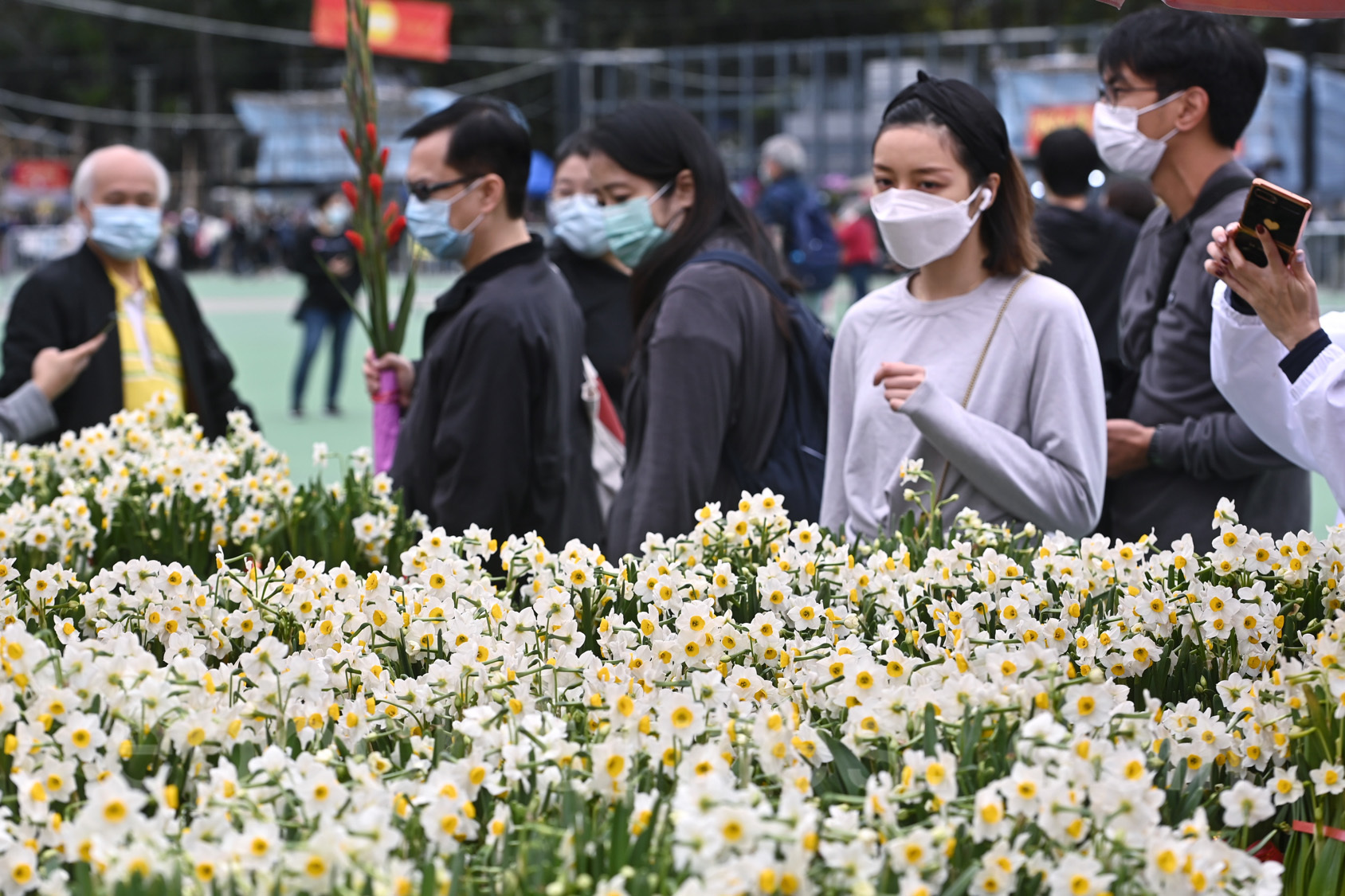 有市民到維園花市買花，並最希望新的一年家人身體健康，平安喜樂。（宋碧龍／大紀元）