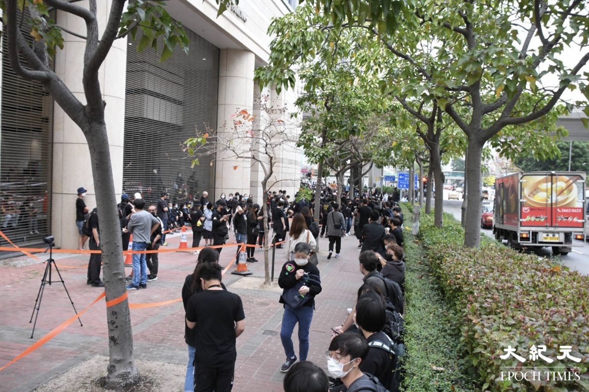 3月1日下午4時半左右，警方在東京街法院對面地盤展開推進，當場截停多名人士搜查。期間，在另一邊行人路。有市民高叫「香港人加油」，警方隨即舉藍旗。（麥碧／大紀元）