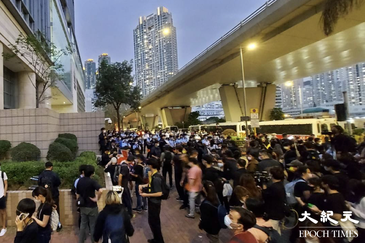 約30至40名機動部隊成員，由深旺道沿東京街，向荔枝角道方向推進。有員用大聲公警告市民，正在參與一個未經批准的非法集結。大批在法院門外守候的市民及記者，被迫擠擁至東京街及通州街交界的一段行人路上。（麥碧／大紀元）