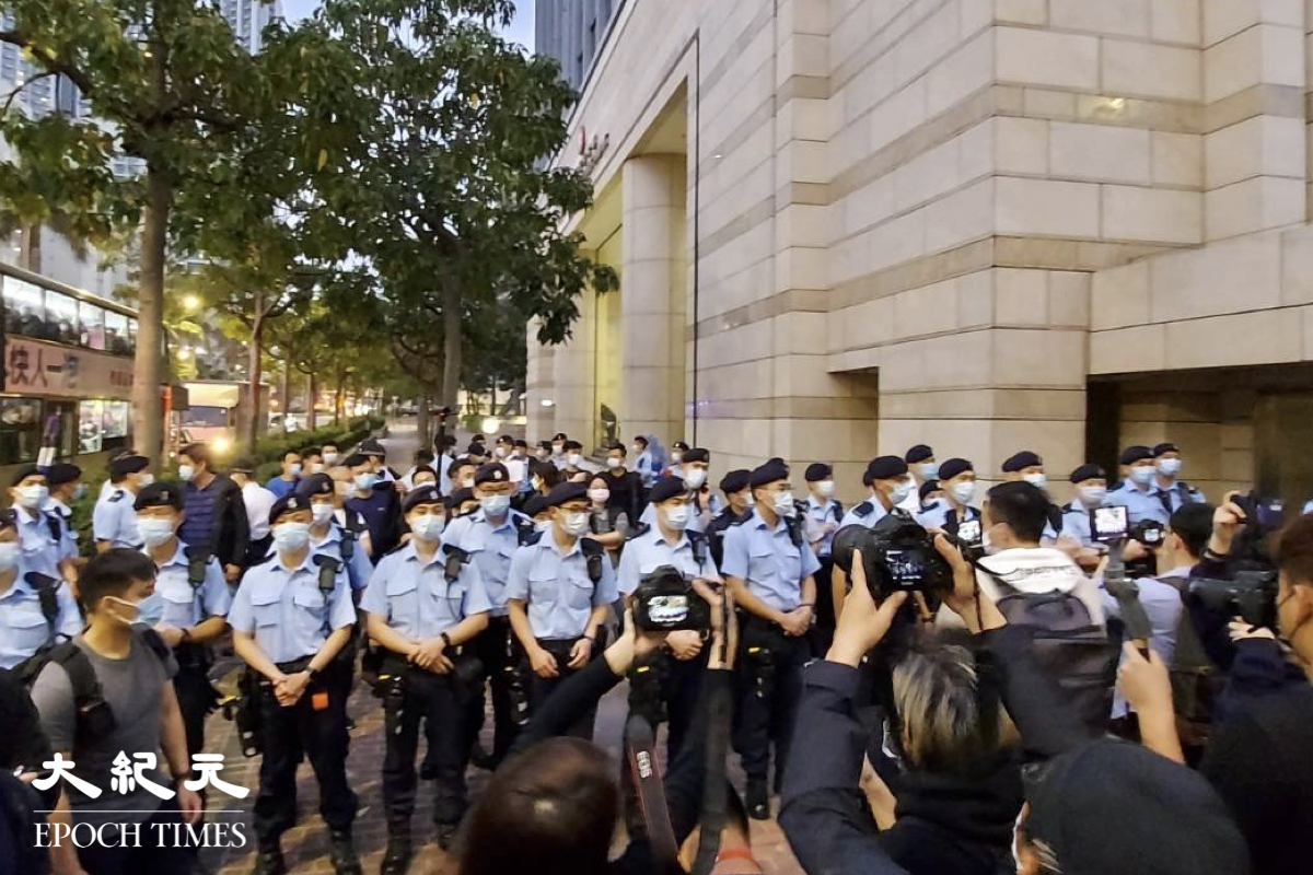 約30至40名機動部隊成員，由深旺道沿東京街，向荔枝角道方向推進。有員用大聲公警告市民，正在參與一個未經批准的非法集結。大批在法院門外守候的市民及記者，被迫擠擁至東京街及通州街交界的一段行人路上。（麥碧／大紀元）