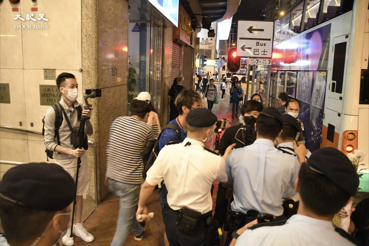 機動部隊成員在太子截查到場紀念831的市民。（麥碧/大紀元）